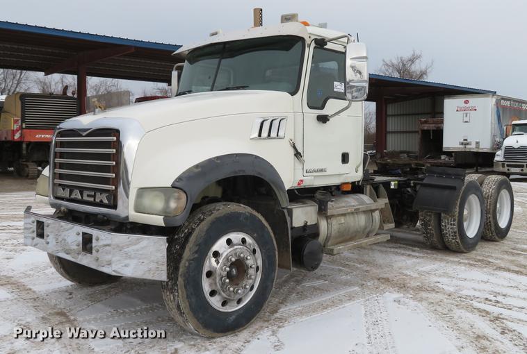 image for item DG3822 2009 Mack GU713 semi truck