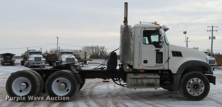 image for item DG3822 2009 Mack GU713 semi truck