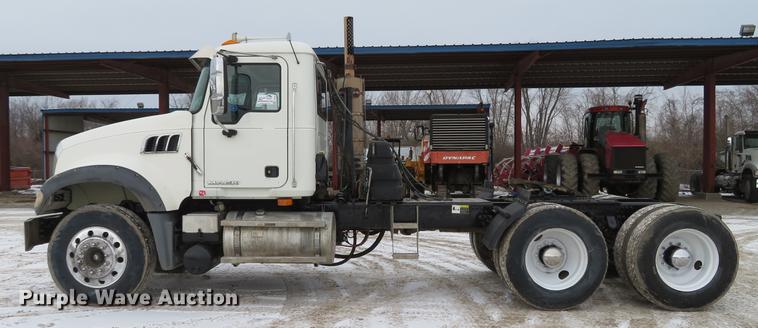 image for item DG3822 2009 Mack GU713 semi truck