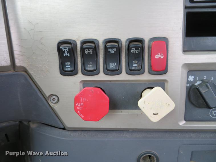 image for item DG3822 2009 Mack GU713 semi truck