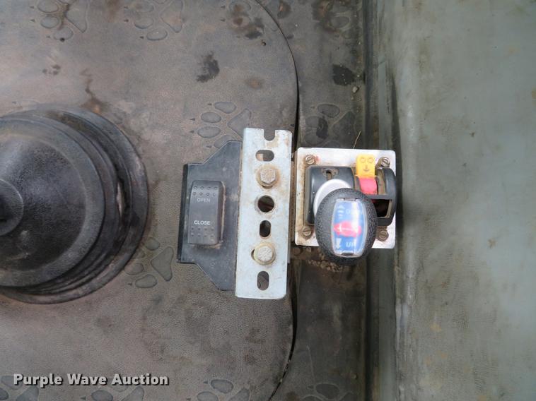 image for item DG3822 2009 Mack GU713 semi truck