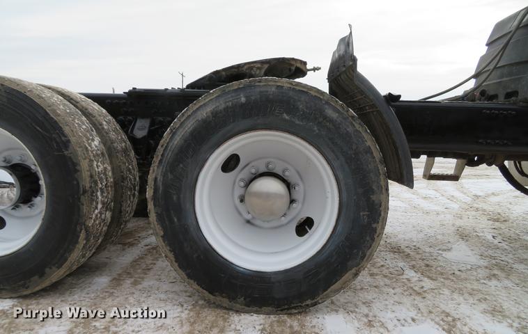 image for item DG3822 2009 Mack GU713 semi truck