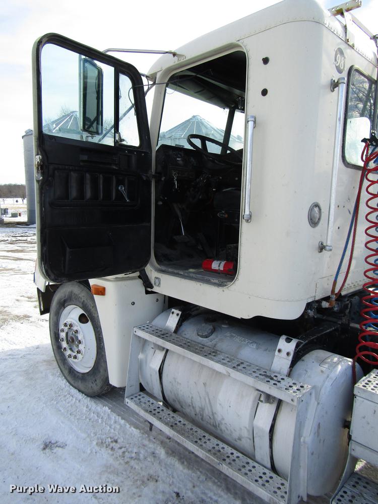 image for item FJ9606 1995 Freightliner FLD semi truck