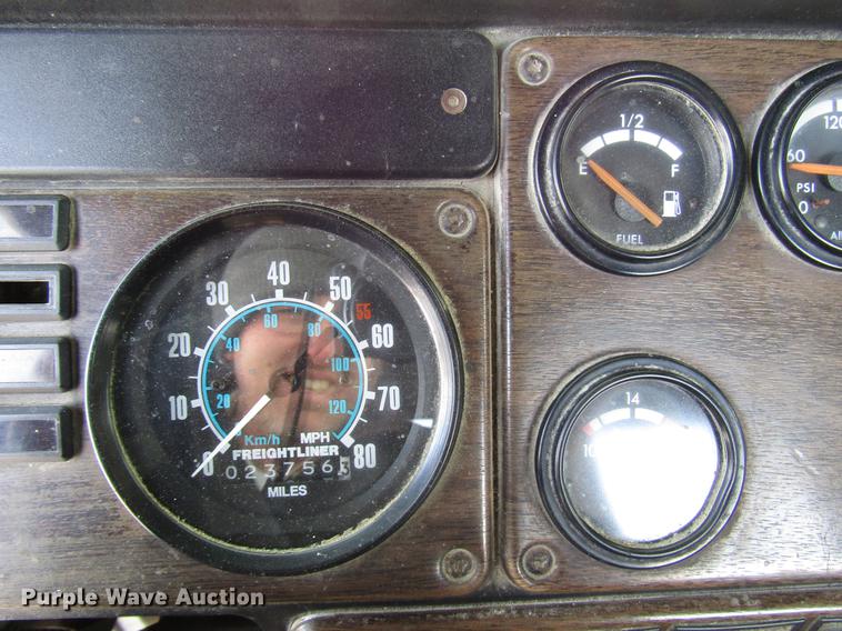 image for item FJ9606 1995 Freightliner FLD semi truck