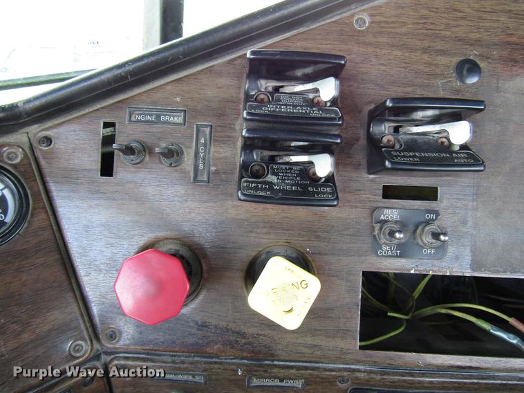 image for item FJ9606 1995 Freightliner FLD semi truck