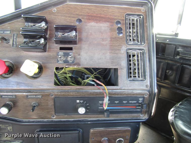 image for item FJ9606 1995 Freightliner FLD semi truck