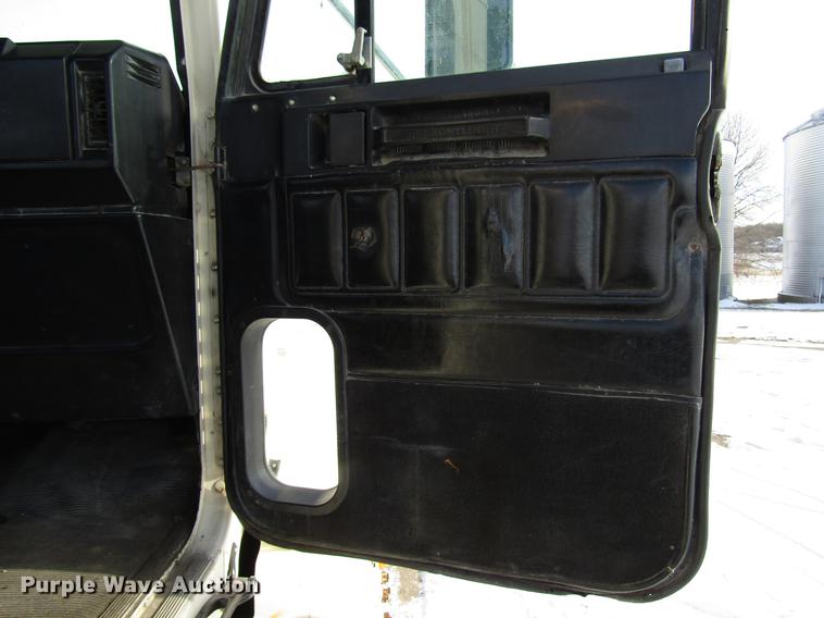 image for item FJ9606 1995 Freightliner FLD semi truck