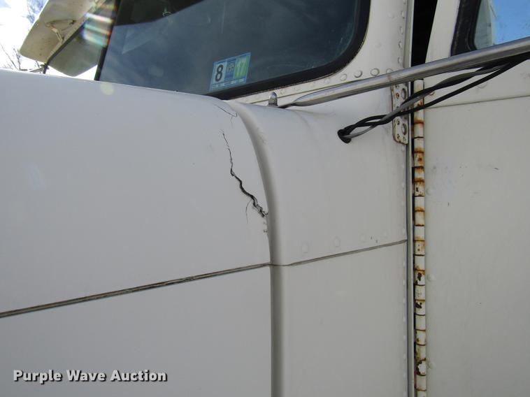 image for item FJ9606 1995 Freightliner FLD semi truck