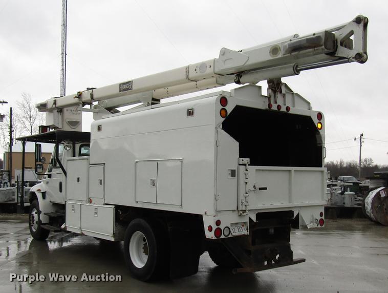 image for item DB6899 2006 International 4400 bucket truck