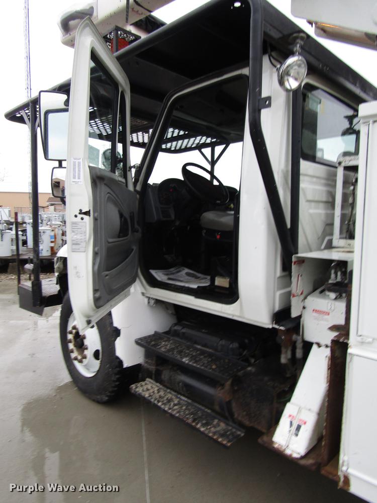 image for item DB6899 2006 International 4400 bucket truck