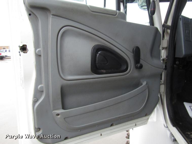 image for item DB6899 2006 International 4400 bucket truck