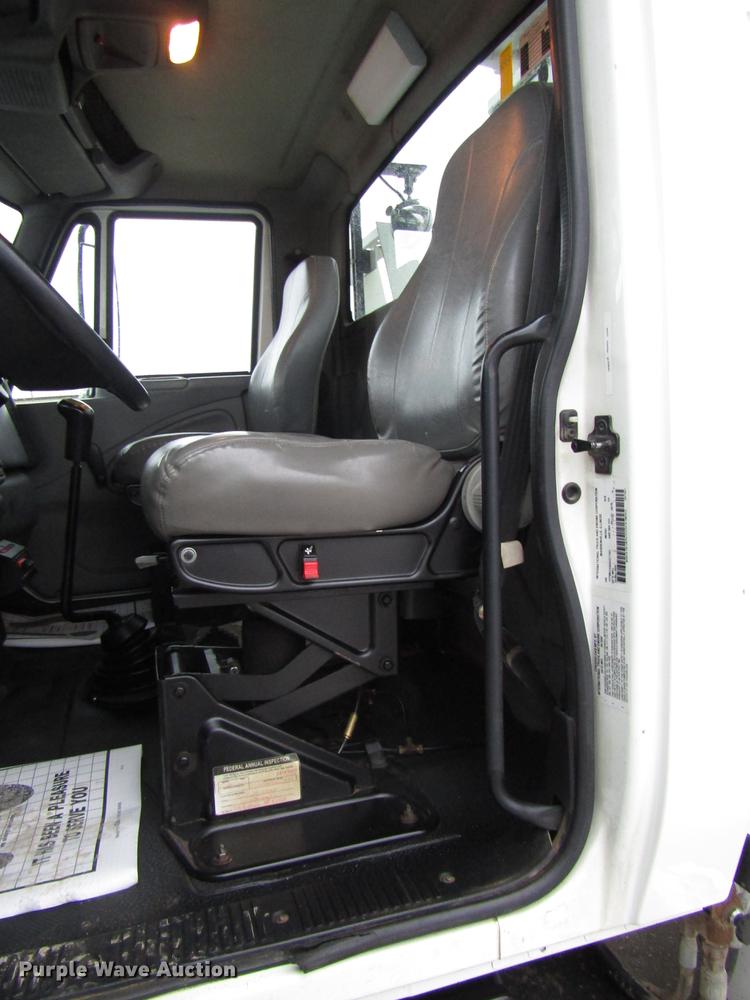 image for item DB6899 2006 International 4400 bucket truck