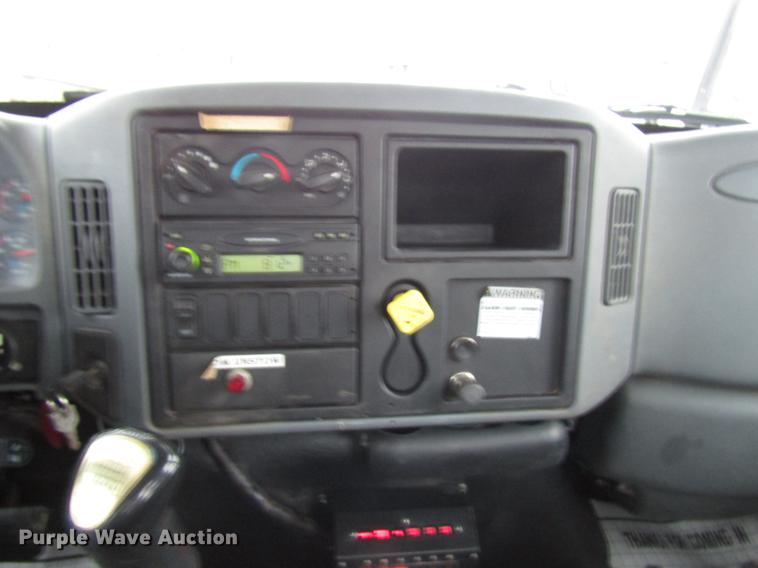 image for item DB6899 2006 International 4400 bucket truck