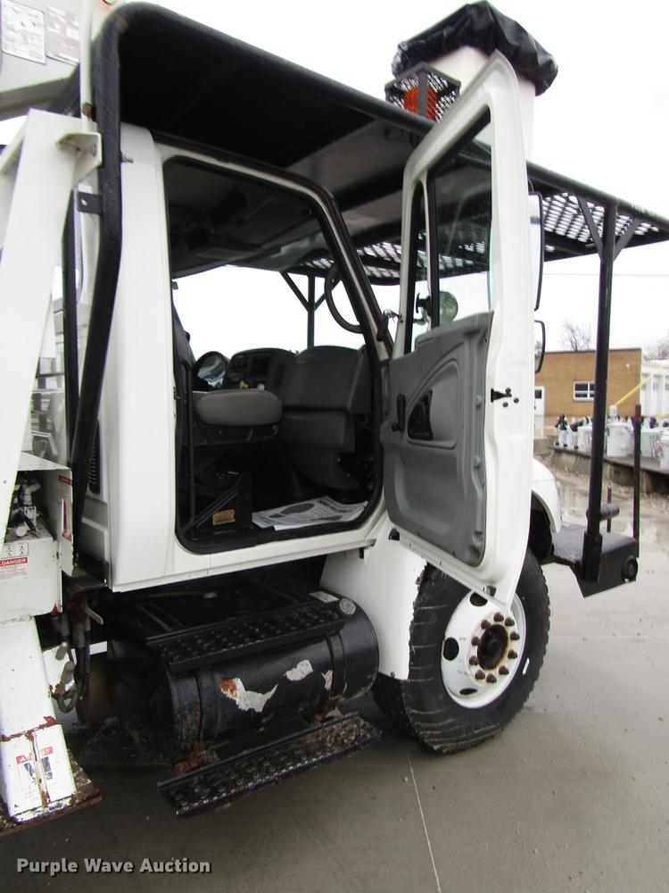 image for item DB6899 2006 International 4400 bucket truck