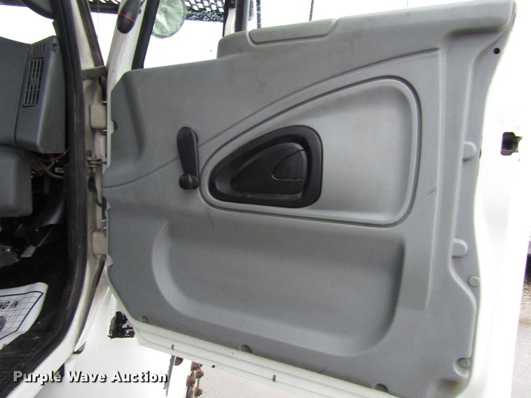 image for item DB6899 2006 International 4400 bucket truck