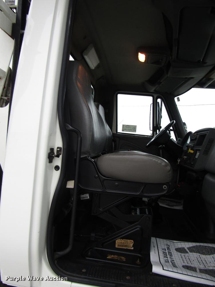 image for item DB6899 2006 International 4400 bucket truck