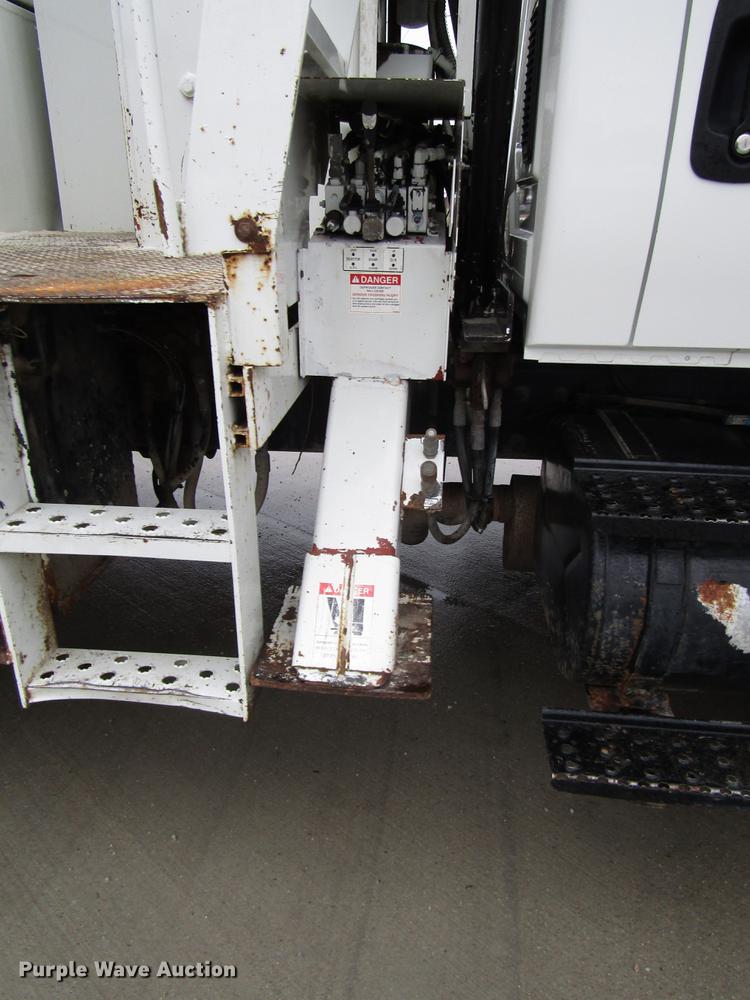 image for item DB6899 2006 International 4400 bucket truck