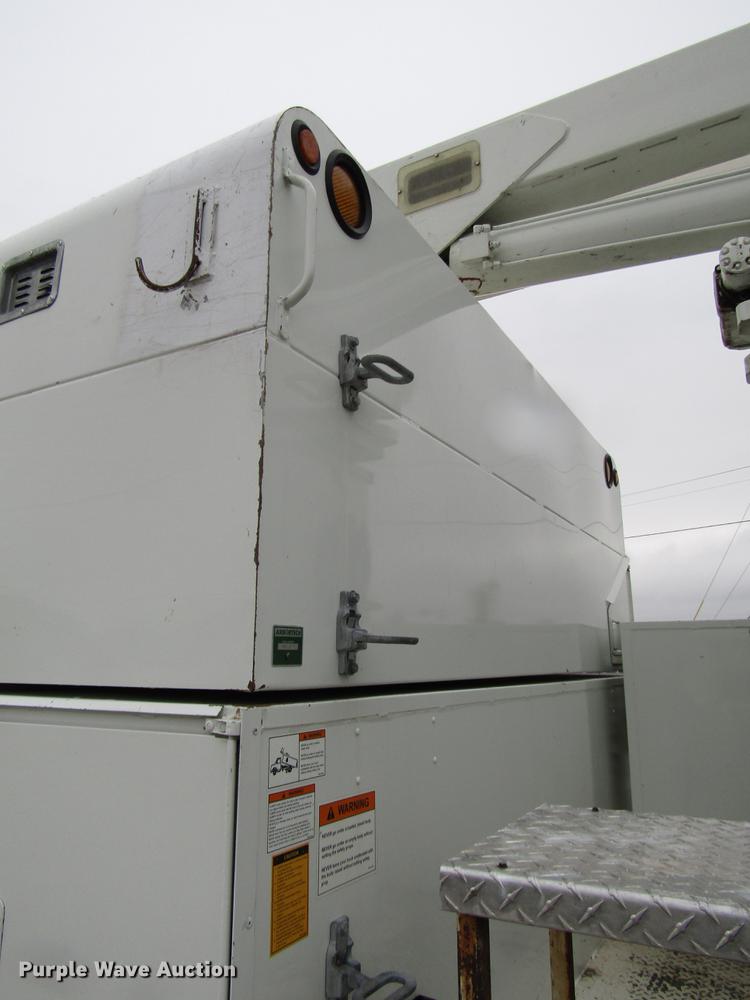 image for item DB6899 2006 International 4400 bucket truck