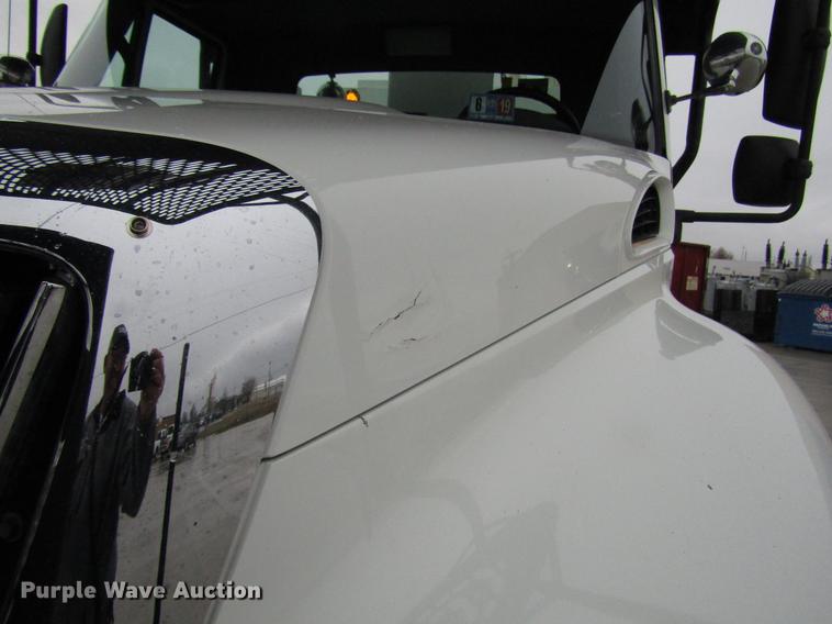 image for item DB6899 2006 International 4400 bucket truck