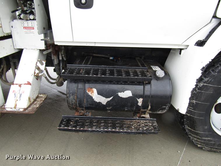 image for item DB6899 2006 International 4400 bucket truck