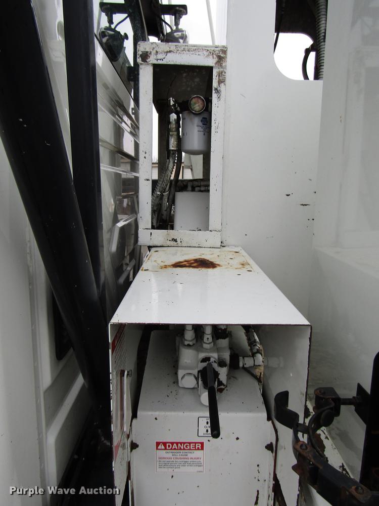 image for item DB6899 2006 International 4400 bucket truck