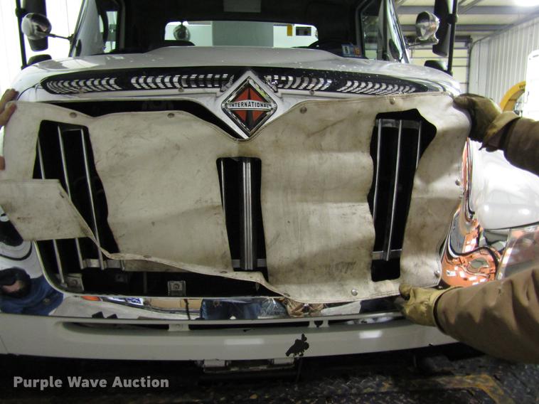 image for item DB6899 2006 International 4400 bucket truck