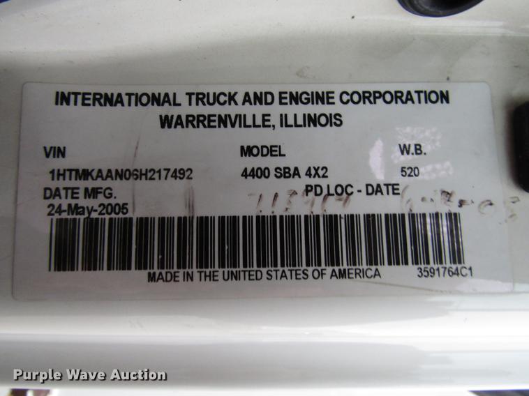 image for item DB6899 2006 International 4400 bucket truck