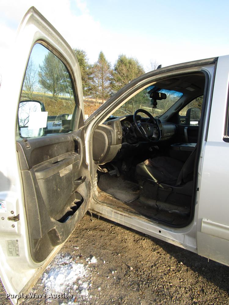 image for item DB6955 2011 Chevrolet Silverado 2500HD Crew Cab pickup truck