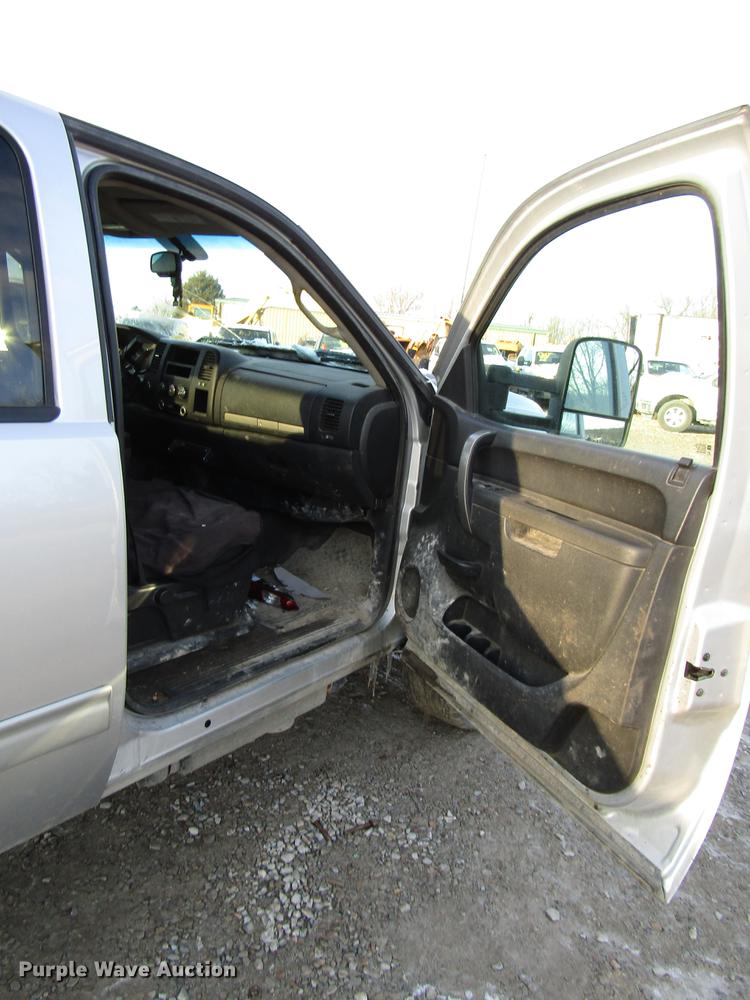 image for item DB6955 2011 Chevrolet Silverado 2500HD Crew Cab pickup truck