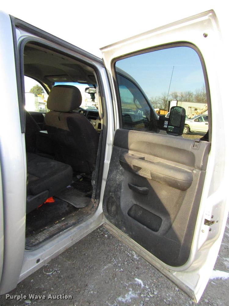 image for item DB6955 2011 Chevrolet Silverado 2500HD Crew Cab pickup truck