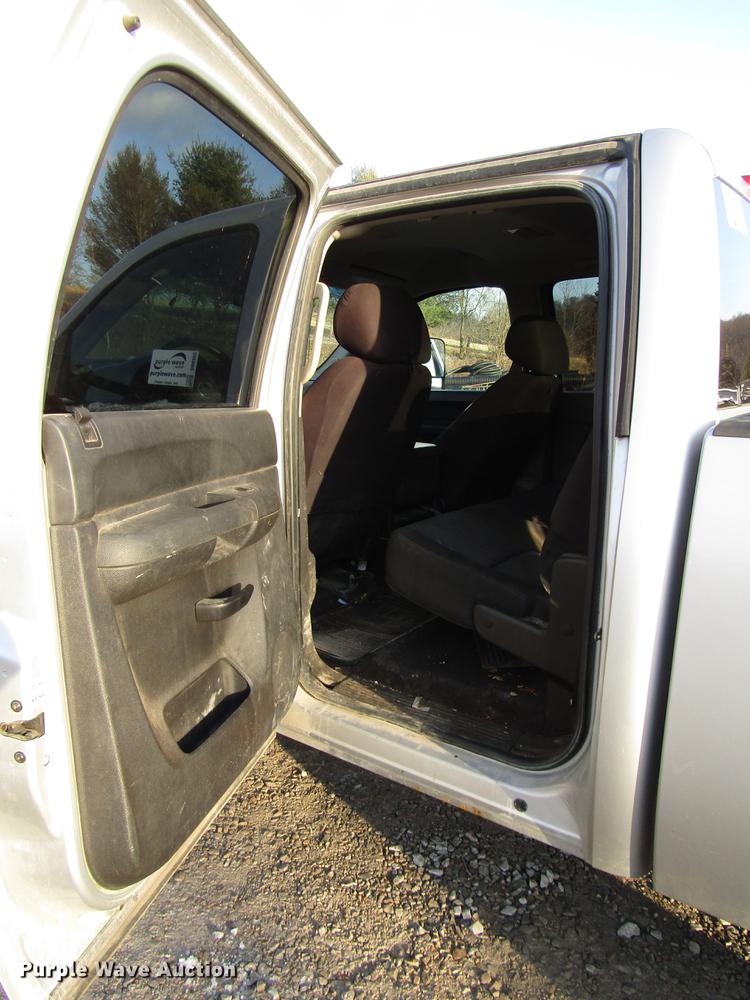 image for item DB6955 2011 Chevrolet Silverado 2500HD Crew Cab pickup truck