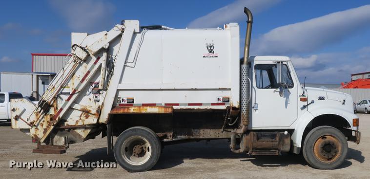 image for item DB8903 2000 International 4700 refuse truck