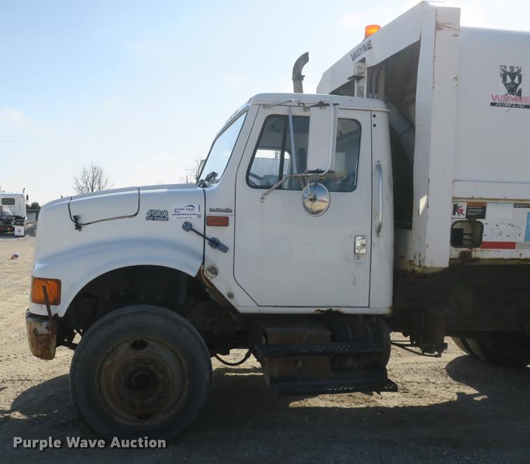 image for item DB8903 2000 International 4700 refuse truck