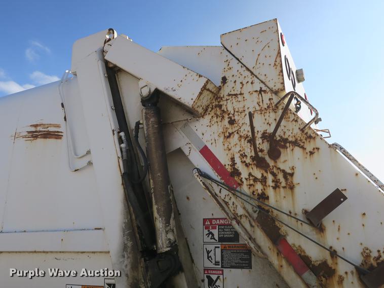 image for item DB8903 2000 International 4700 refuse truck