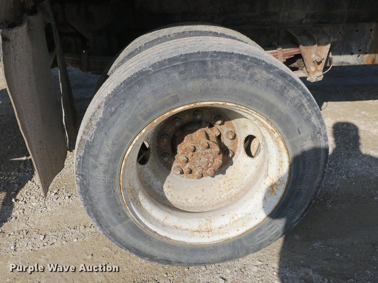 image for item DB8903 2000 International 4700 refuse truck