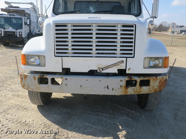 image for item DB8903 2000 International 4700 refuse truck