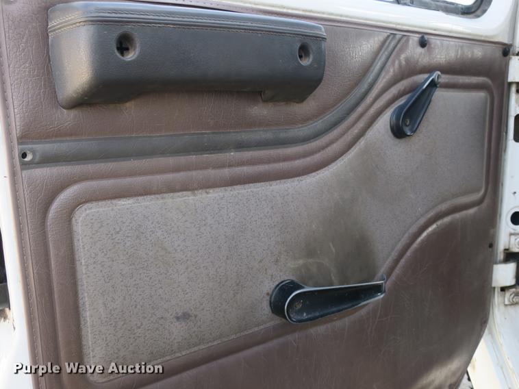 image for item DB8903 2000 International 4700 refuse truck