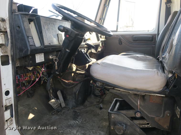 image for item DB8903 2000 International 4700 refuse truck