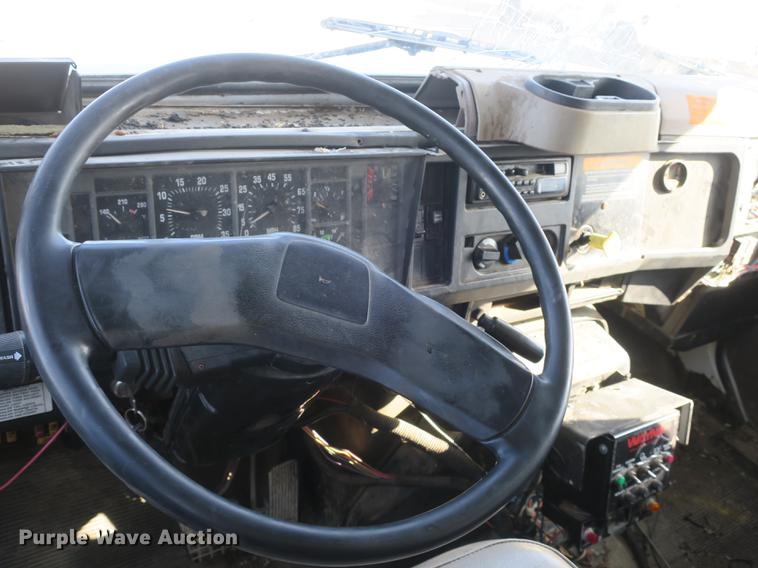 image for item DB8903 2000 International 4700 refuse truck