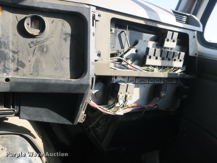 image for item DB8903 2000 International 4700 refuse truck