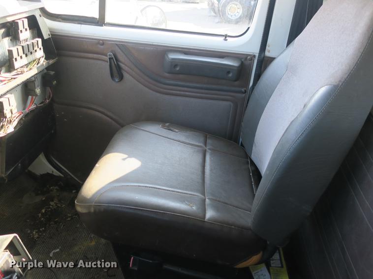 image for item DB8903 2000 International 4700 refuse truck