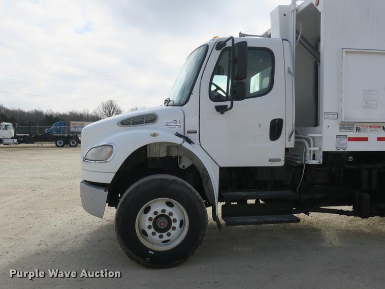 image for item DB8905 2007 Freightliner Business Class M2 refuse truck