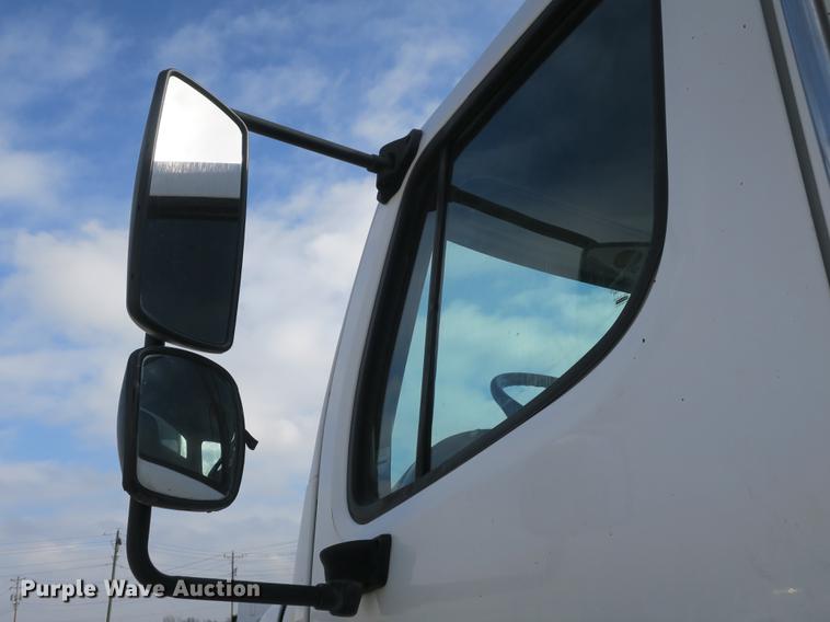 image for item DB8905 2007 Freightliner Business Class M2 refuse truck