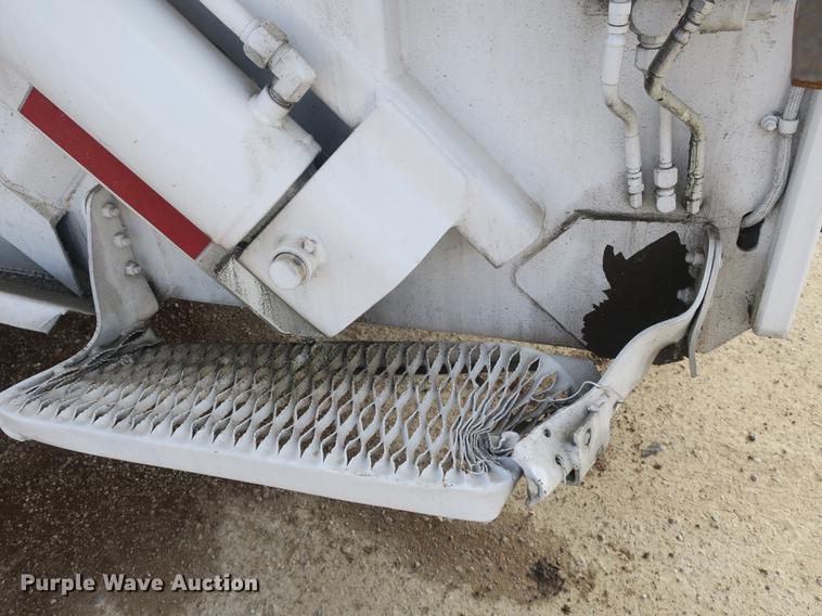 image for item DB8905 2007 Freightliner Business Class M2 refuse truck