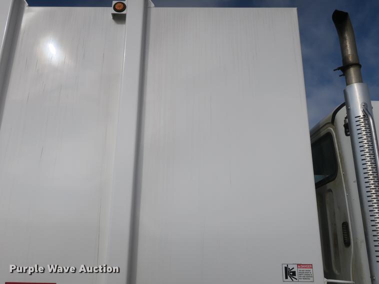 image for item DB8905 2007 Freightliner Business Class M2 refuse truck