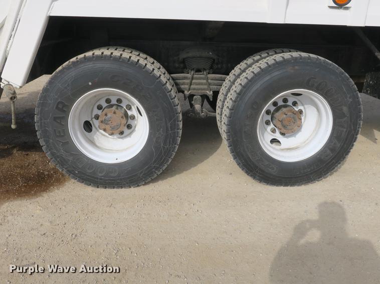 image for item DB8905 2007 Freightliner Business Class M2 refuse truck