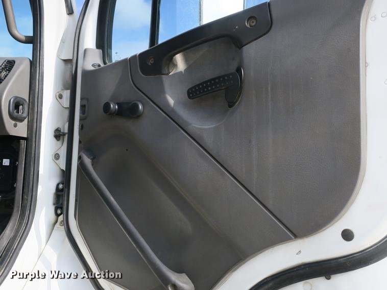 image for item DB8905 2007 Freightliner Business Class M2 refuse truck