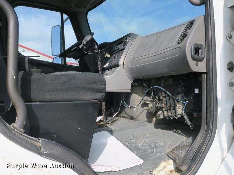 image for item DB8905 2007 Freightliner Business Class M2 refuse truck