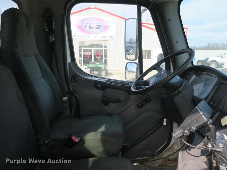 image for item DB8905 2007 Freightliner Business Class M2 refuse truck