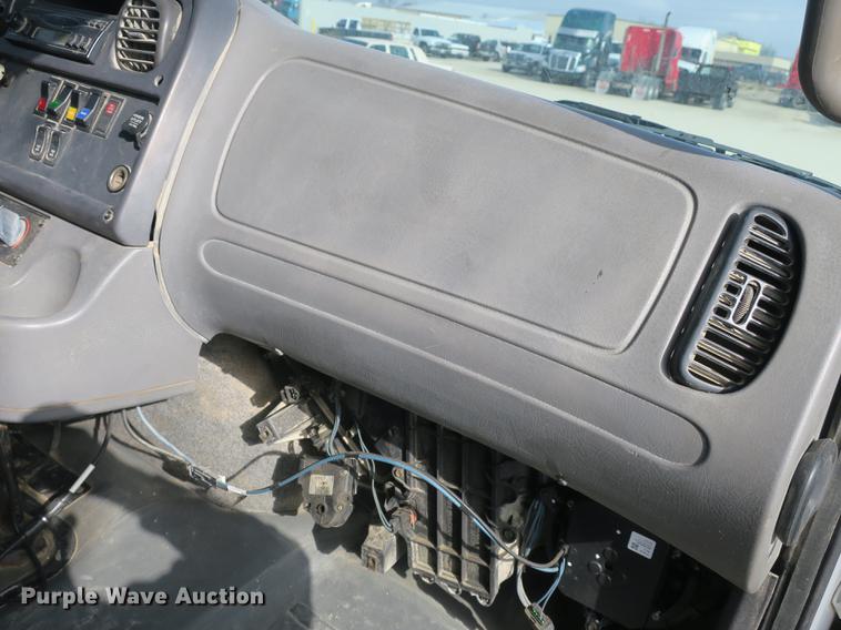 image for item DB8905 2007 Freightliner Business Class M2 refuse truck